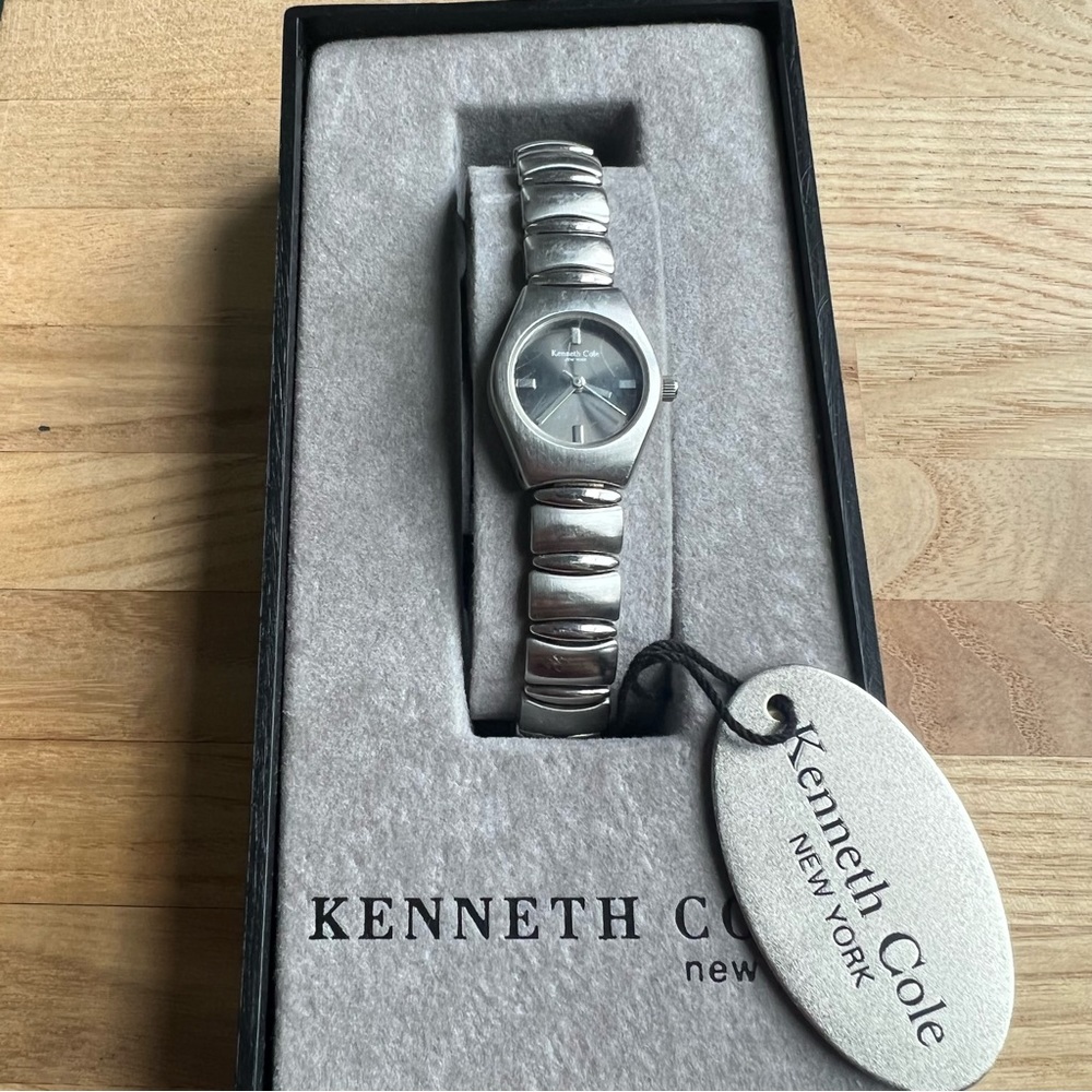 Kenneth Cole New York ladies silver tone watch NEW BATTERY